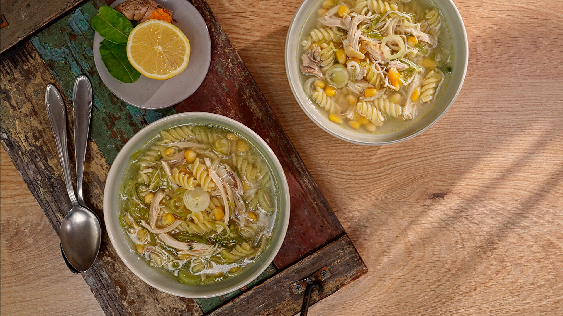 شوربة كاري الدجاج مع الباستا